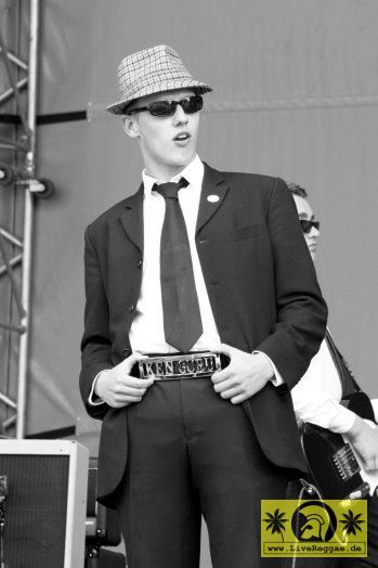 Ken Guru and The Highjumpers (D) Back To The Roots Festival - Elbufer Dresden 16. Juli 2005 (19).jpg